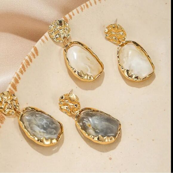 ⭐️Gold Tone White Ivory like Swirl Post Back Drop Dangle Earrings ⭐️ - Picture 14 of 16